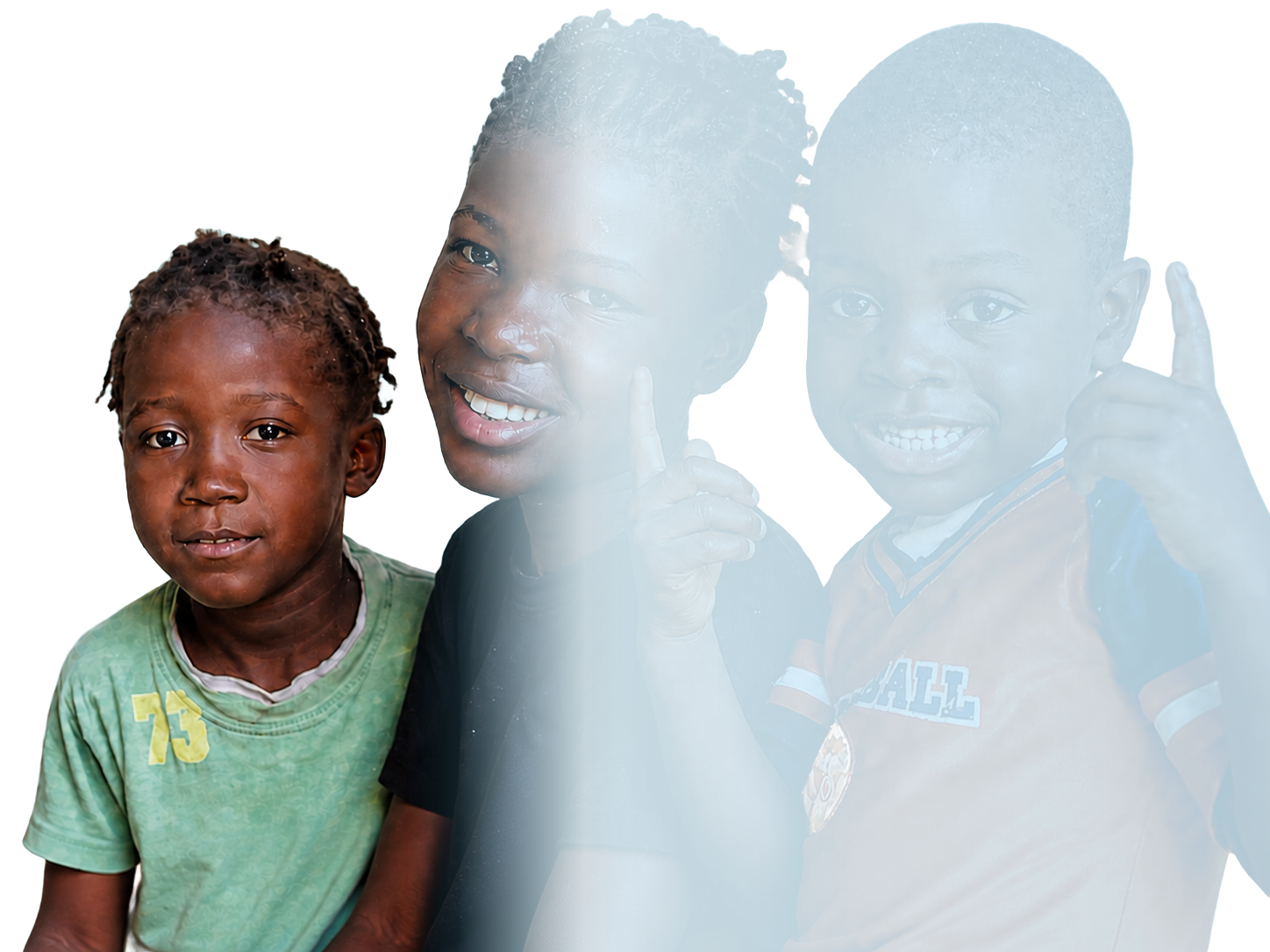 La plus jeune enfant au premier plan, avec deux enfants en filigrane bleu