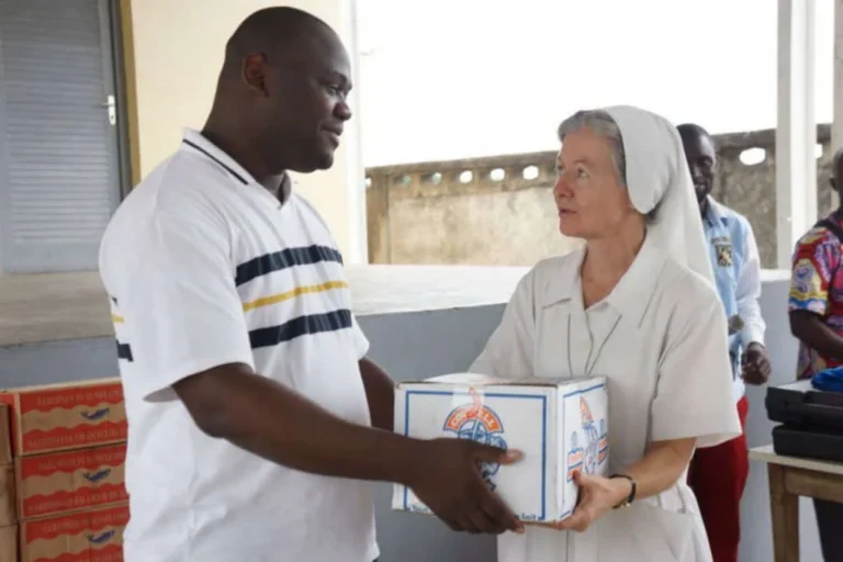 lepembe_mauriac_responsable_projet_dassoc_remettant_un_echantillon_du_don_a_la_soeur_yoanna_wala